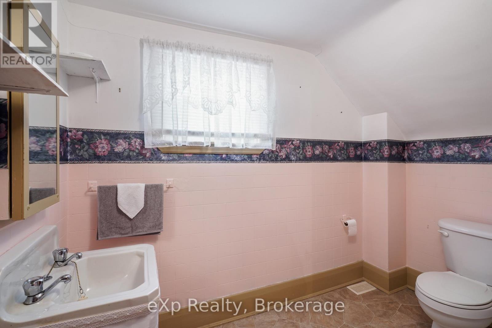21 Elgin Street, Southwest Middlesex, Ontario  N0L 1A0 - Photo 36 - X12804378