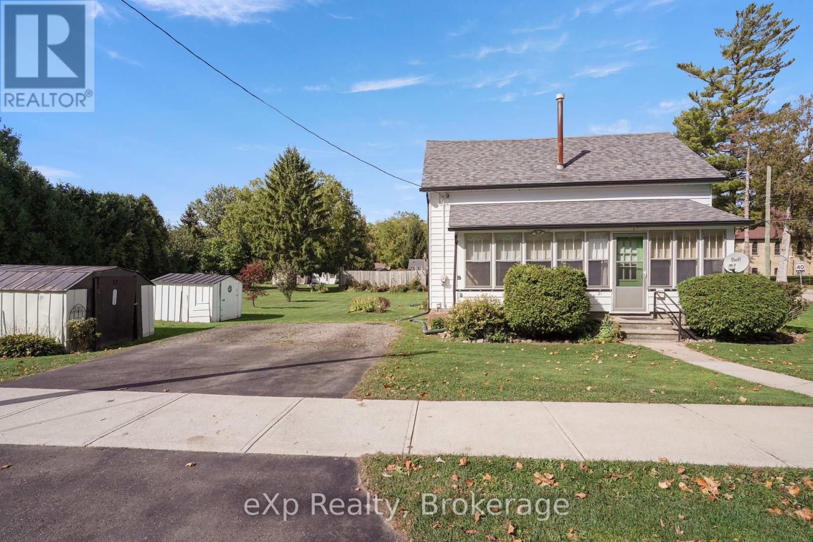 21 Elgin Street, Southwest Middlesex, Ontario  N0L 1A0 - Photo 38 - X12804378