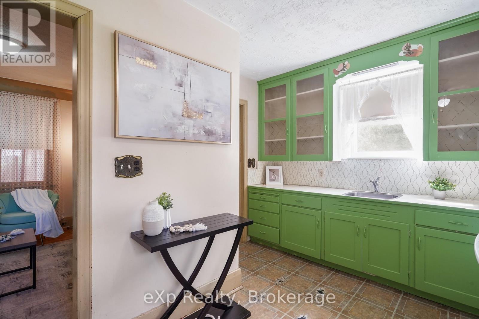 21 Elgin Street, Southwest Middlesex, Ontario  N0L 1A0 - Photo 9 - X12804378