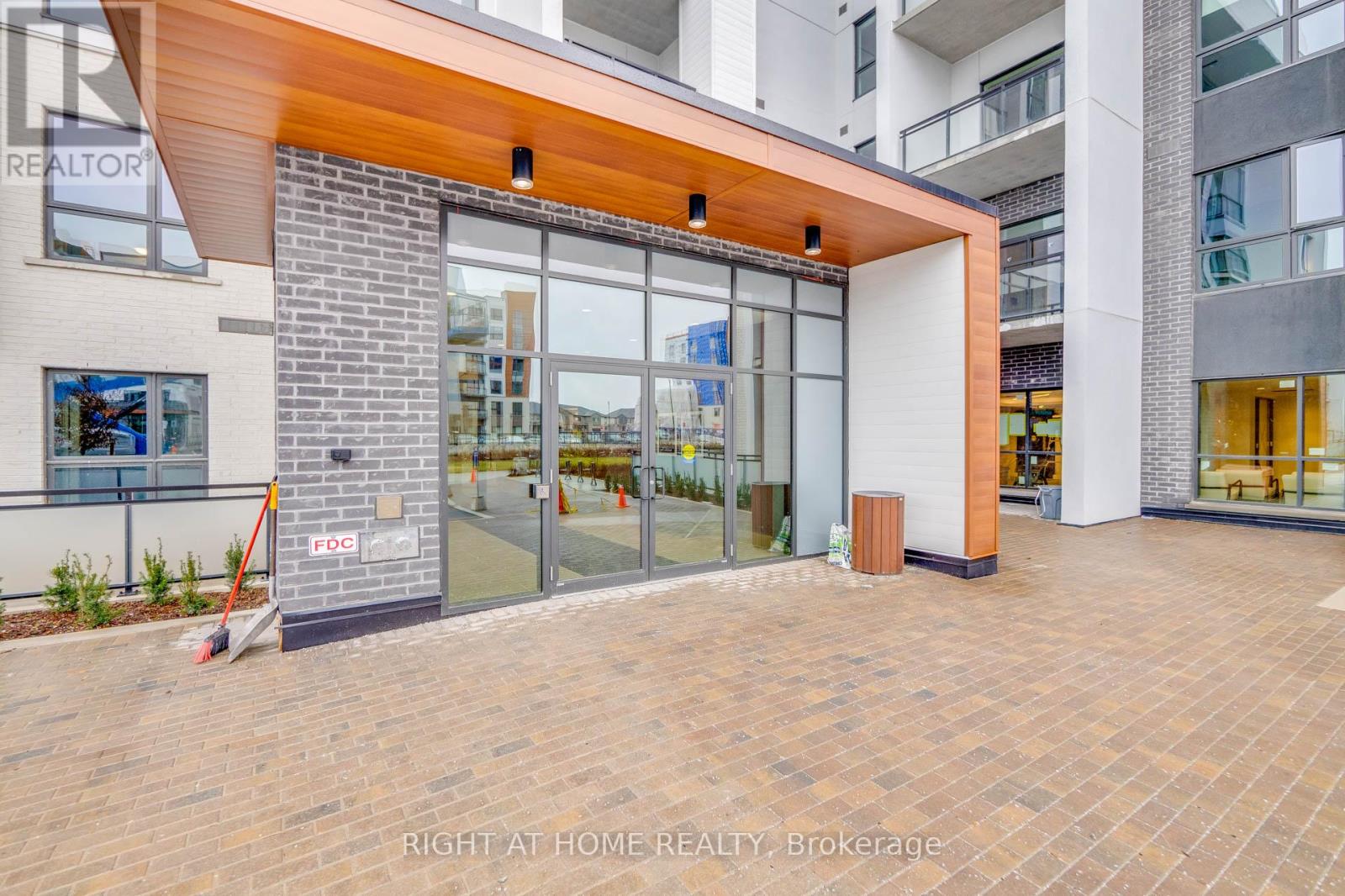 114 - 470 Gordon Krantz Avenue, Milton, Ontario  L9E 1Z2 - Photo 2 - W12804422