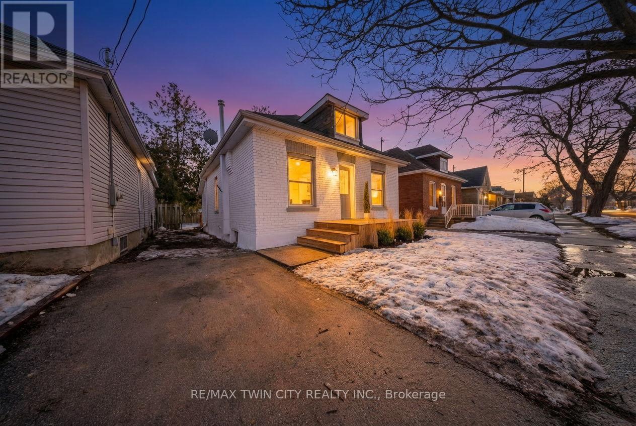 327 Sheridan Street, Brantford, Ontario  N3S 4R8 - Photo 2 - X12804460