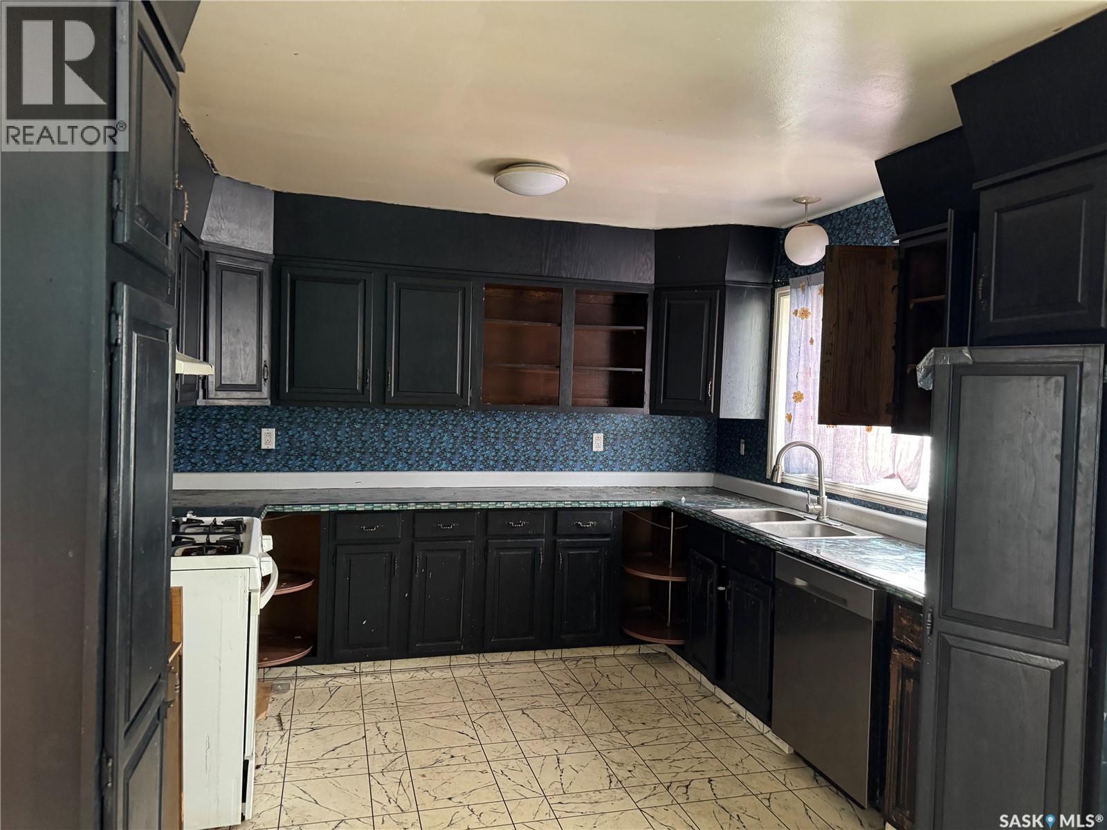 17 Patricia Drive, Coronach, Saskatchewan  S0H 0Z0 - Photo 3 - SK028871