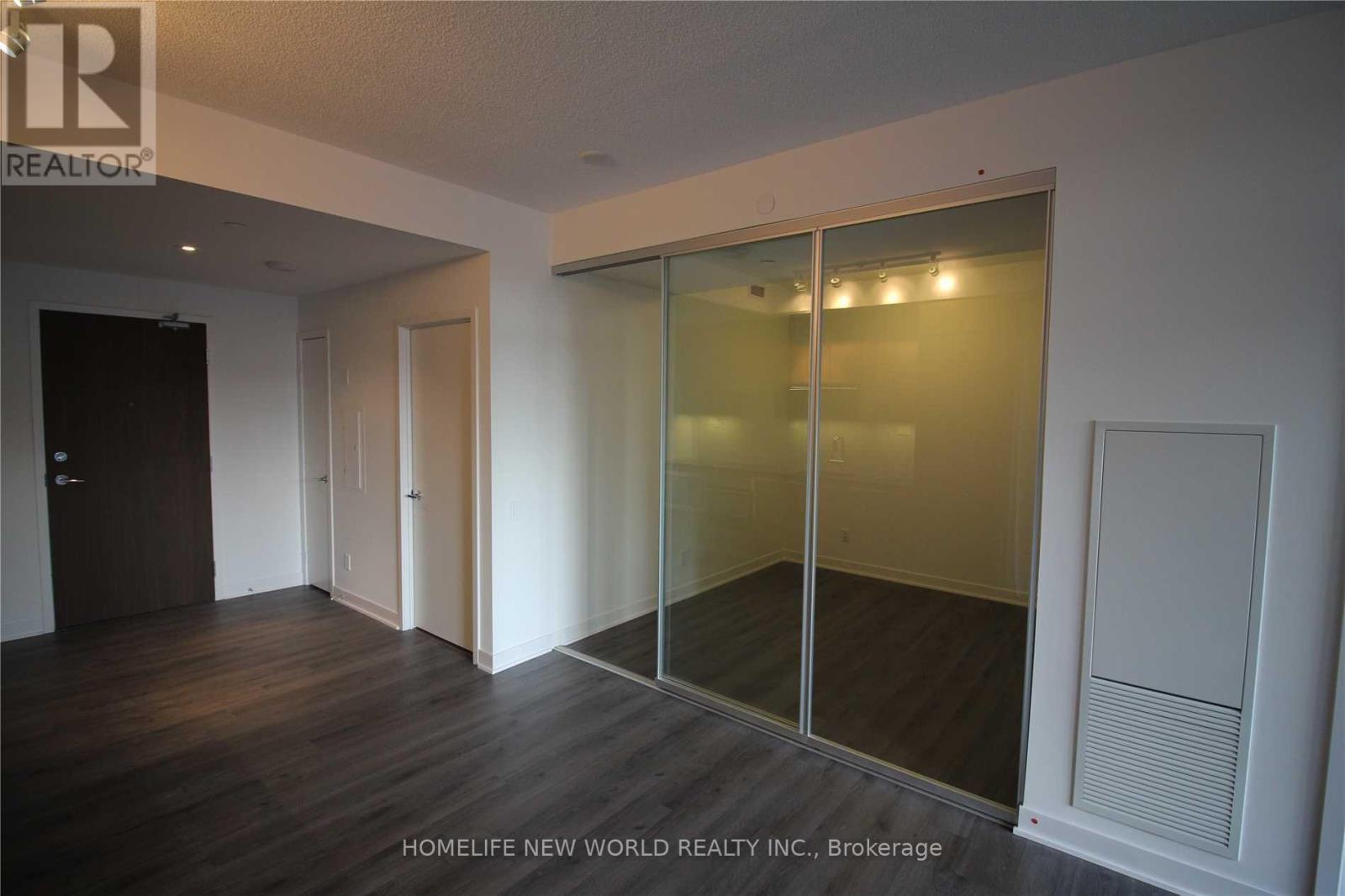 209 - 90 Queens Wharf Road, Toronto, Ontario  M5V 0J4 - Photo 4 - C12804486