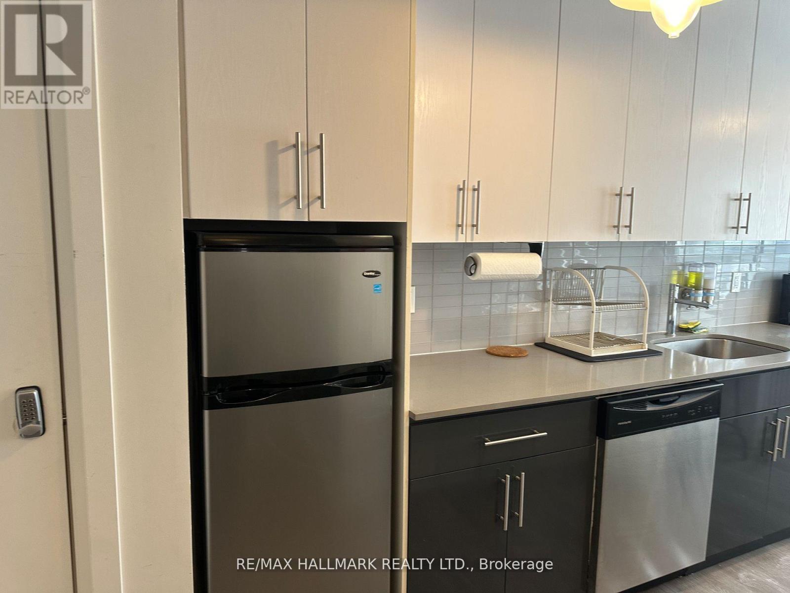 5 - 595 St Clair Avenue W, Toronto, Ontario  M6C 1A3 - Photo 4 - C12804518