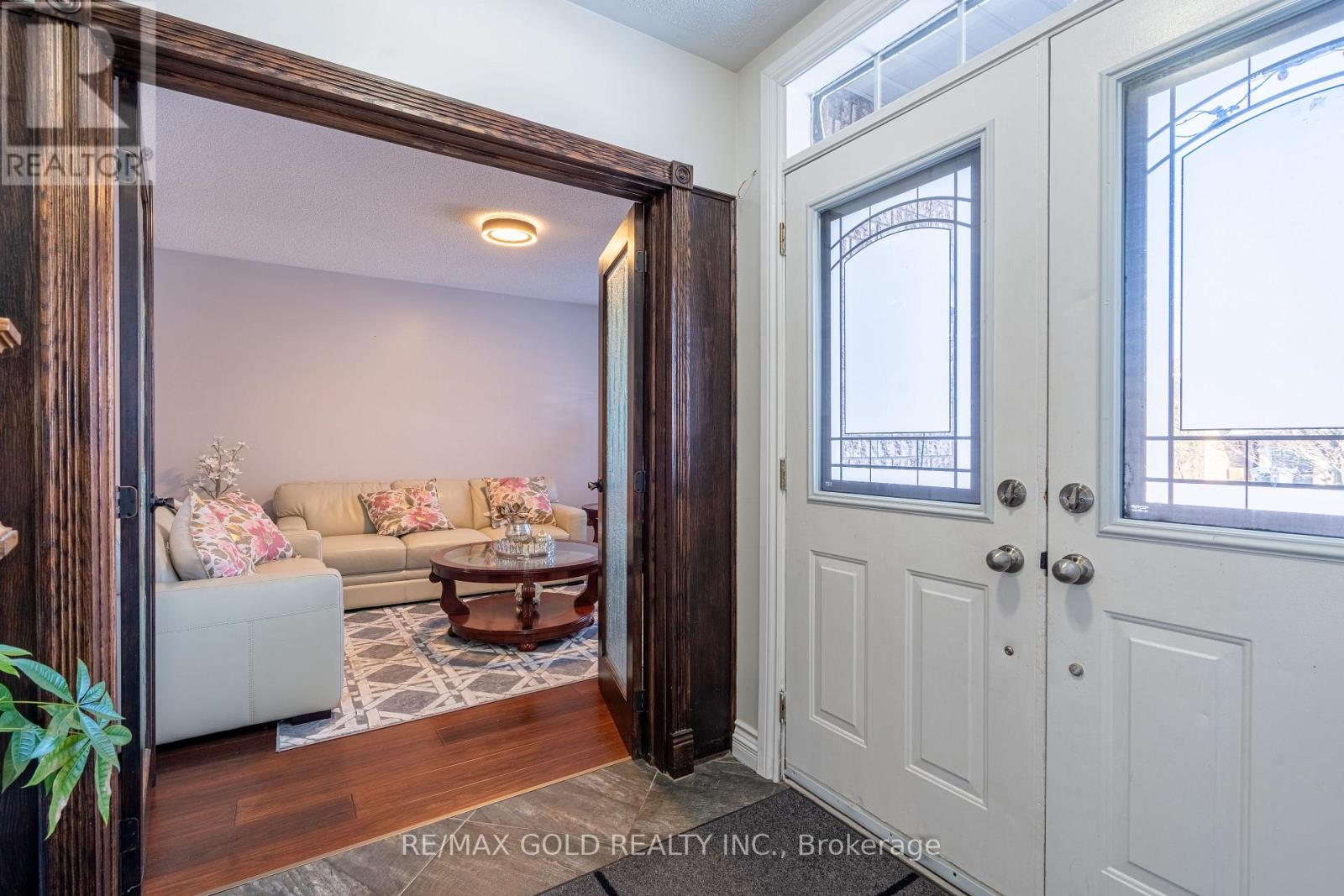 32 Courtsfield Crescent, Brampton, Ontario  L7A 2E2 - Photo 3 - W12761872