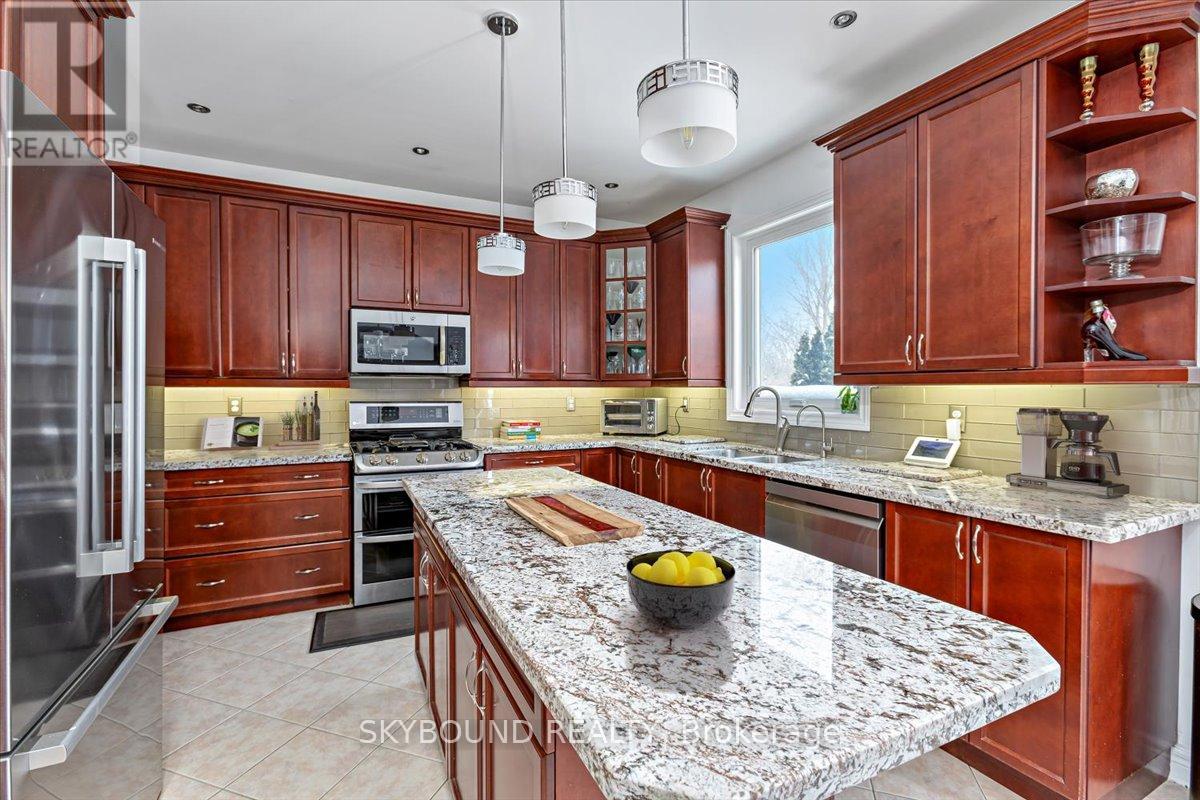 33 Lightheart Drive, Caledon, Ontario  L7C 1E3 - Photo 6 - W12740354