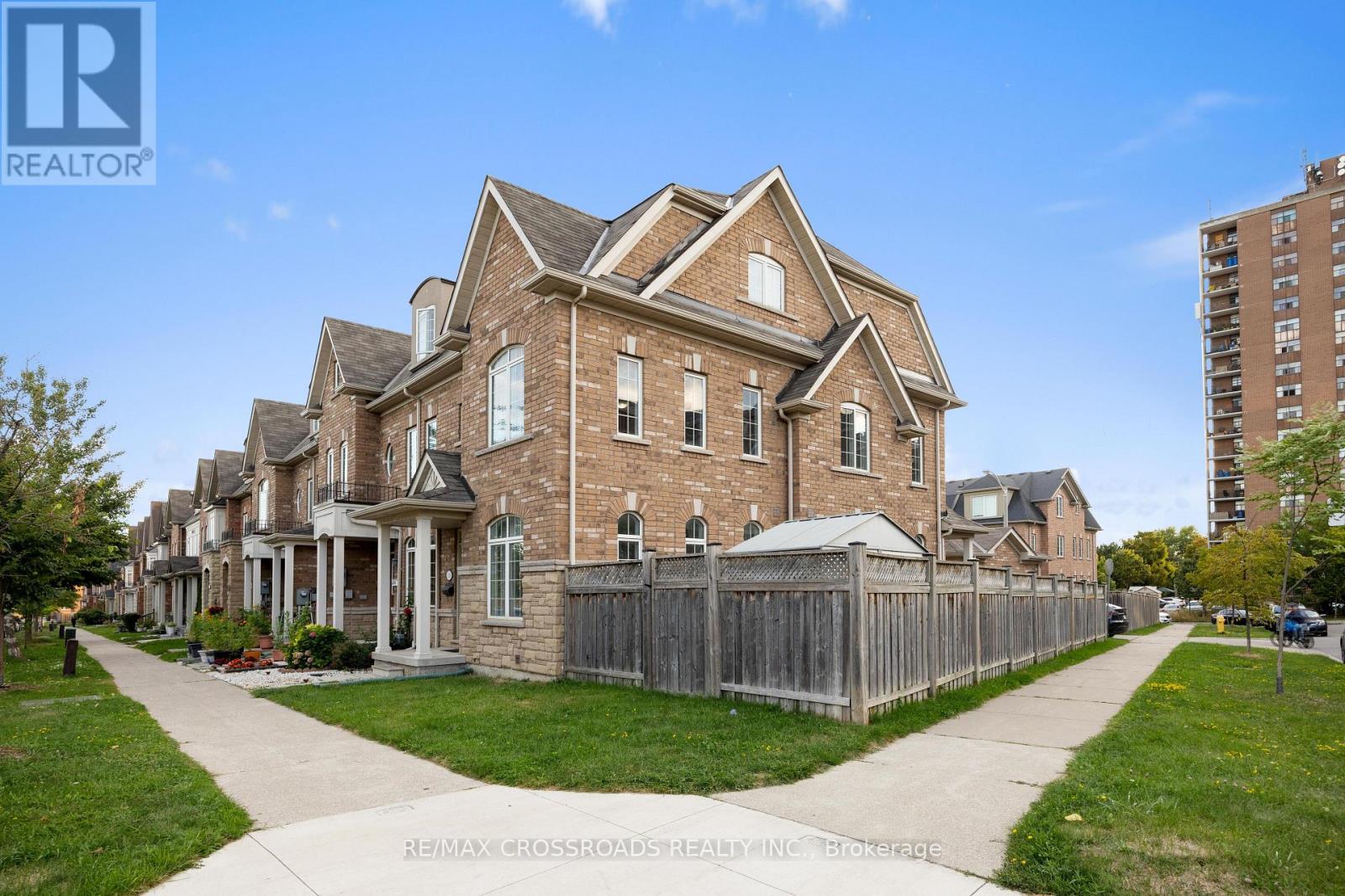 118 Mary Chapman Boulevard, Toronto, Ontario  M9M 0B3 - Photo 4 - W12804558