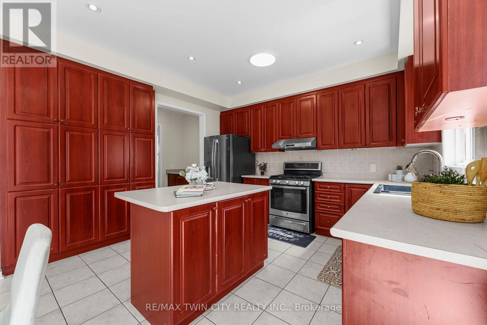 6 Canarygrass Drive, Brampton, Ontario  L6R 3C4 - Photo 11 - W12804614