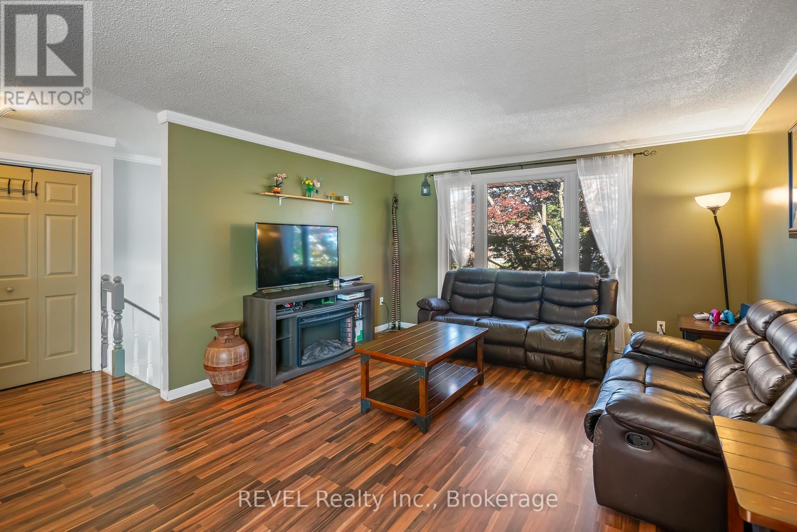 12 Silverdale Drive, St. Catharines, Ontario  L2M 3N1 - Photo 5 - X12439514