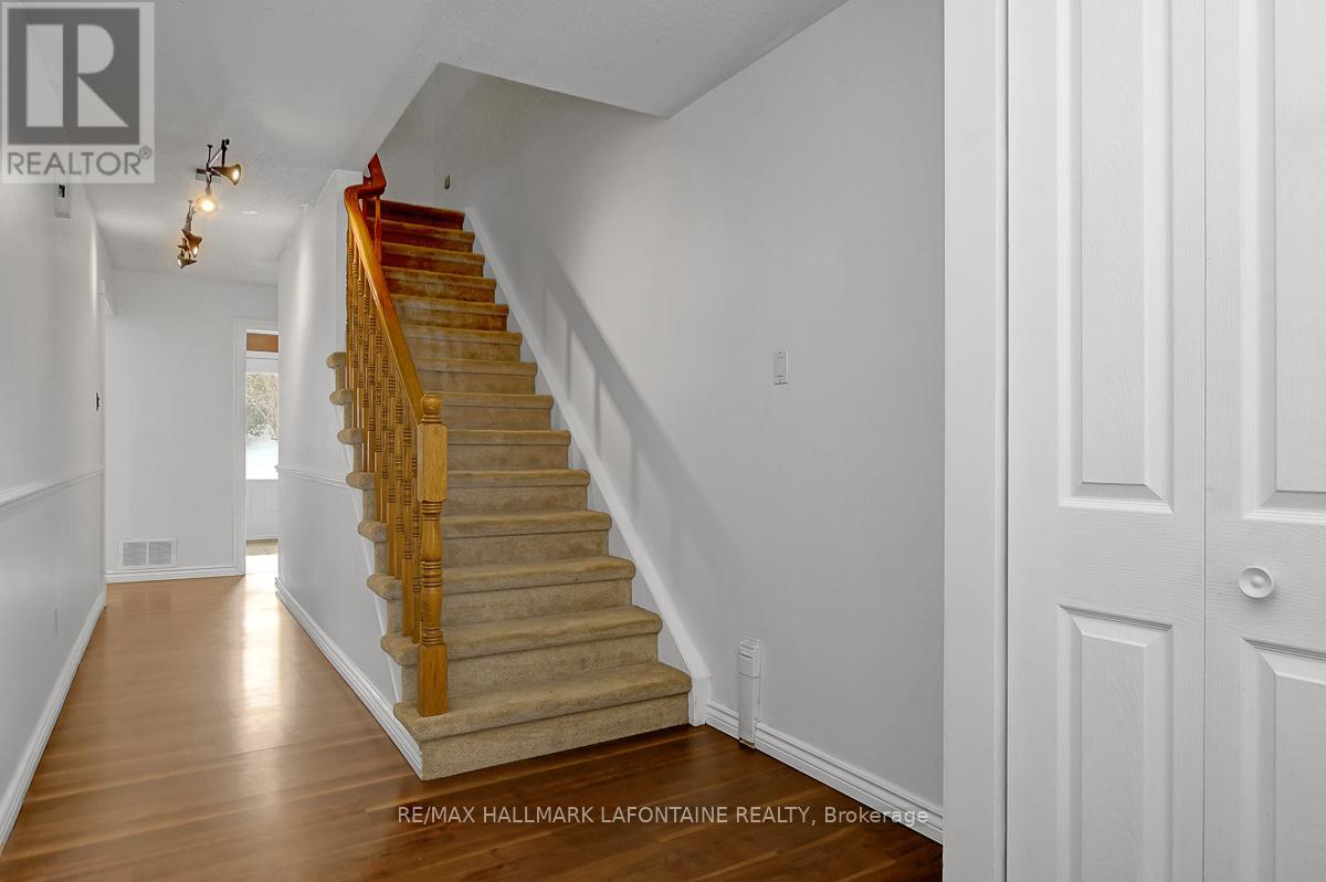 6128 Vineyard Drive, Ottawa, Ontario  K1C 2N6 - Photo 2 - X12804626