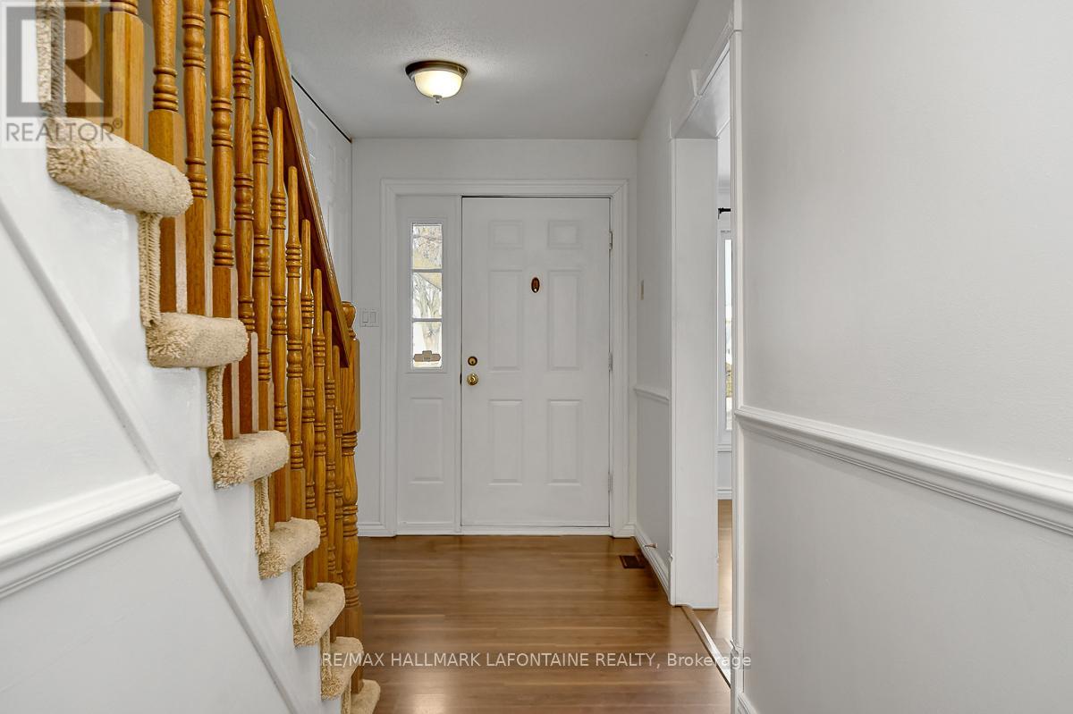 6128 Vineyard Drive, Ottawa, Ontario  K1C 2N6 - Photo 3 - X12804626