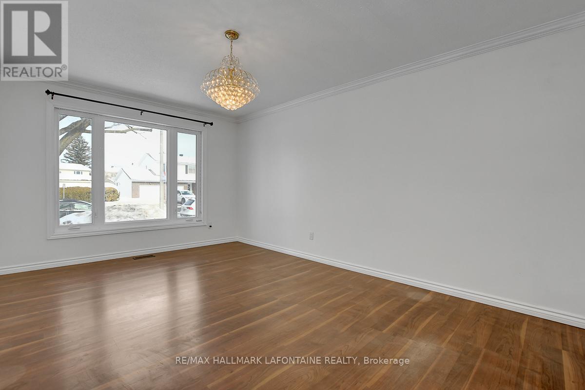 6128 Vineyard Drive, Ottawa, Ontario  K1C 2N6 - Photo 4 - X12804626