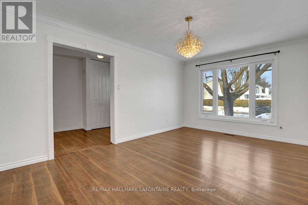 6128 Vineyard Drive, Ottawa, Ontario  K1C 2N6 - Photo 5 - X12804626