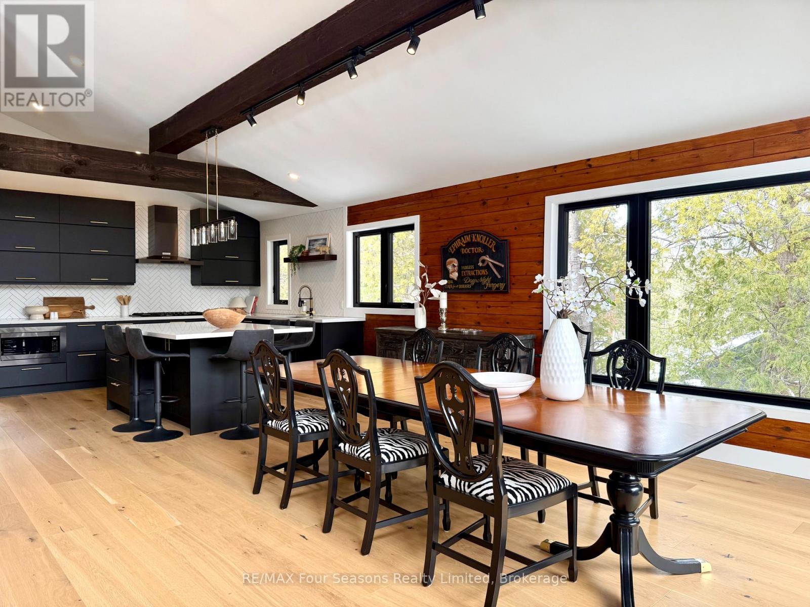 131 Chamonix Crescent, Blue Mountains, Ontario  L9Y 0S7 - Photo 4 - X12804762