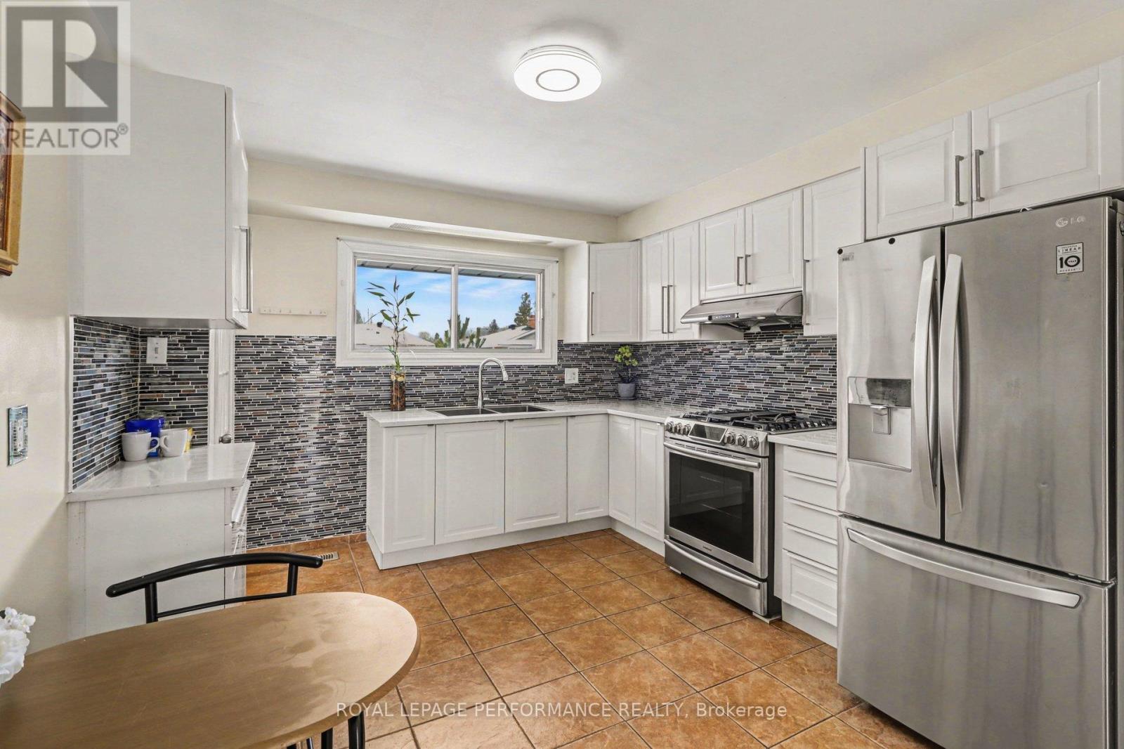 788 Dickens Avenue, Ottawa, Ontario  K1G 2X8 - Photo 5 - X12804756