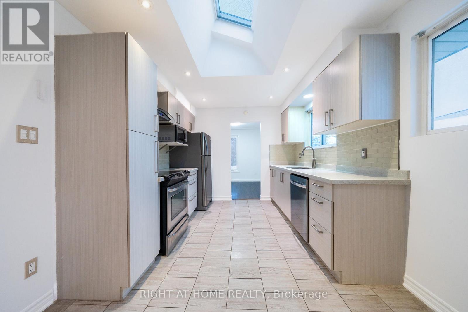 4451 Bennett Road, Burlington, Ontario  L7L 1Y5 - Photo 10 - W12804760