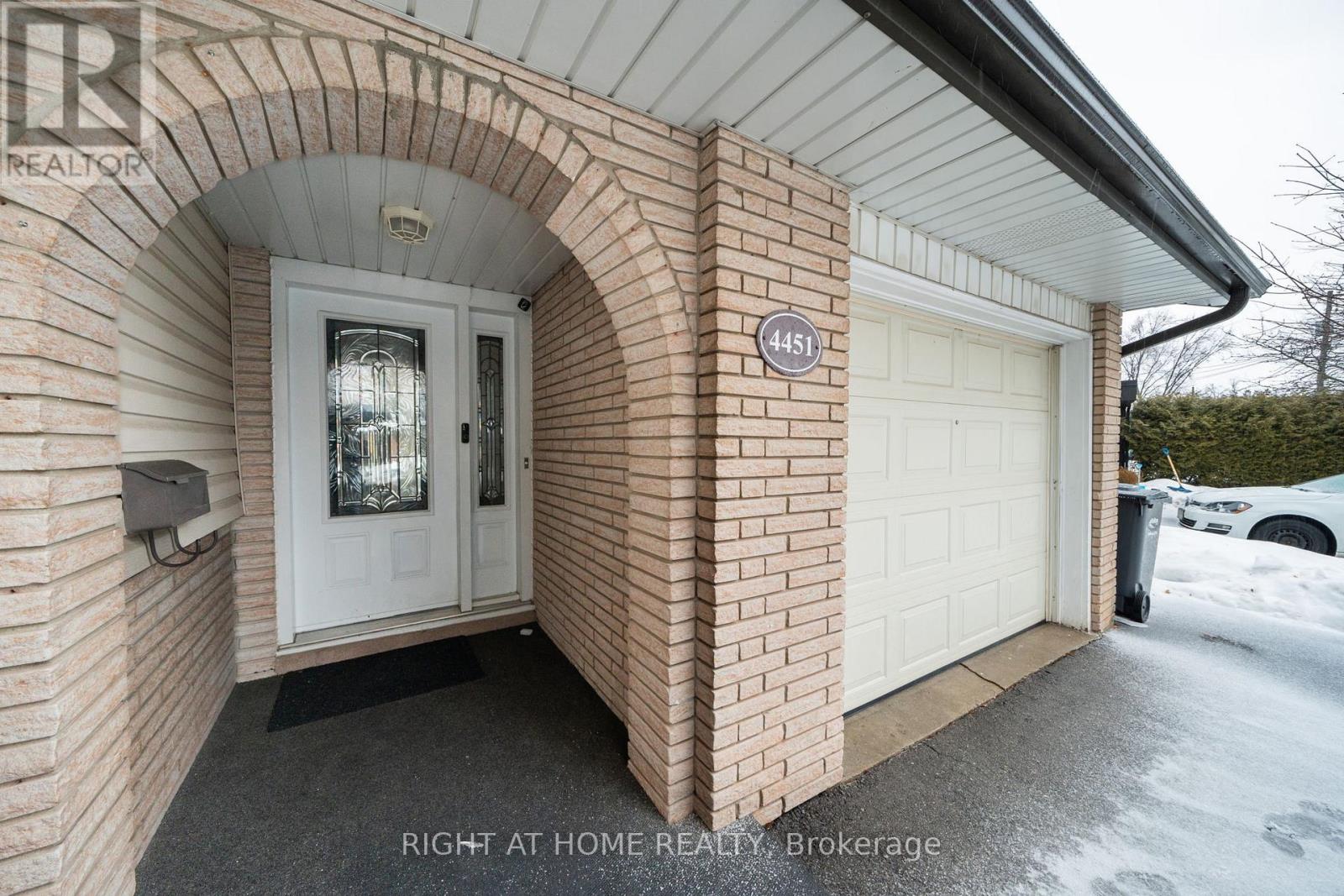 4451 Bennett Road, Burlington, Ontario  L7L 1Y5 - Photo 2 - W12804760