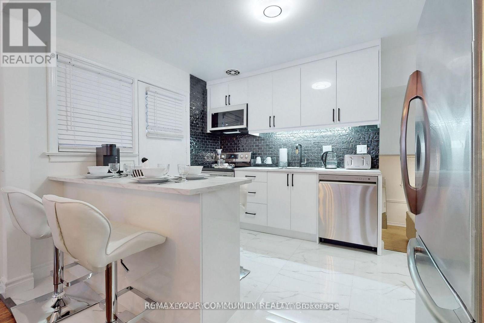 70 Bedford Park Avenue, Richmond Hill, Ontario  L4C 2N8 - Photo 10 - N12804850