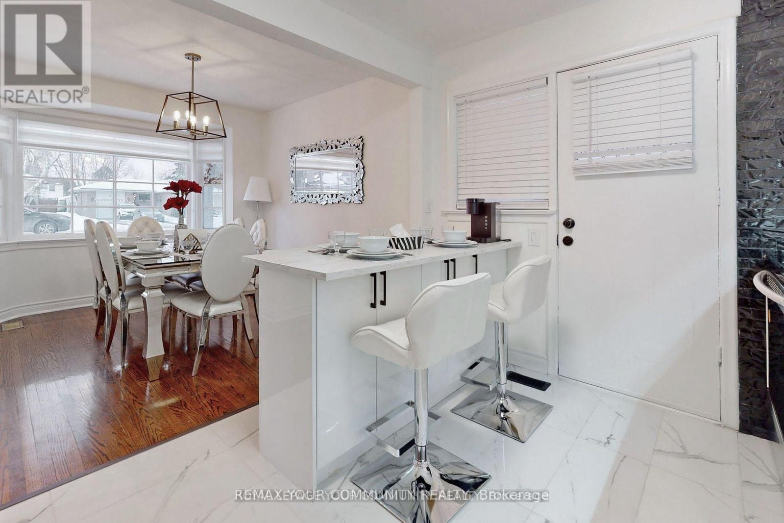 70 Bedford Park Avenue, Richmond Hill, Ontario  L4C 2N8 - Photo 11 - N12804850