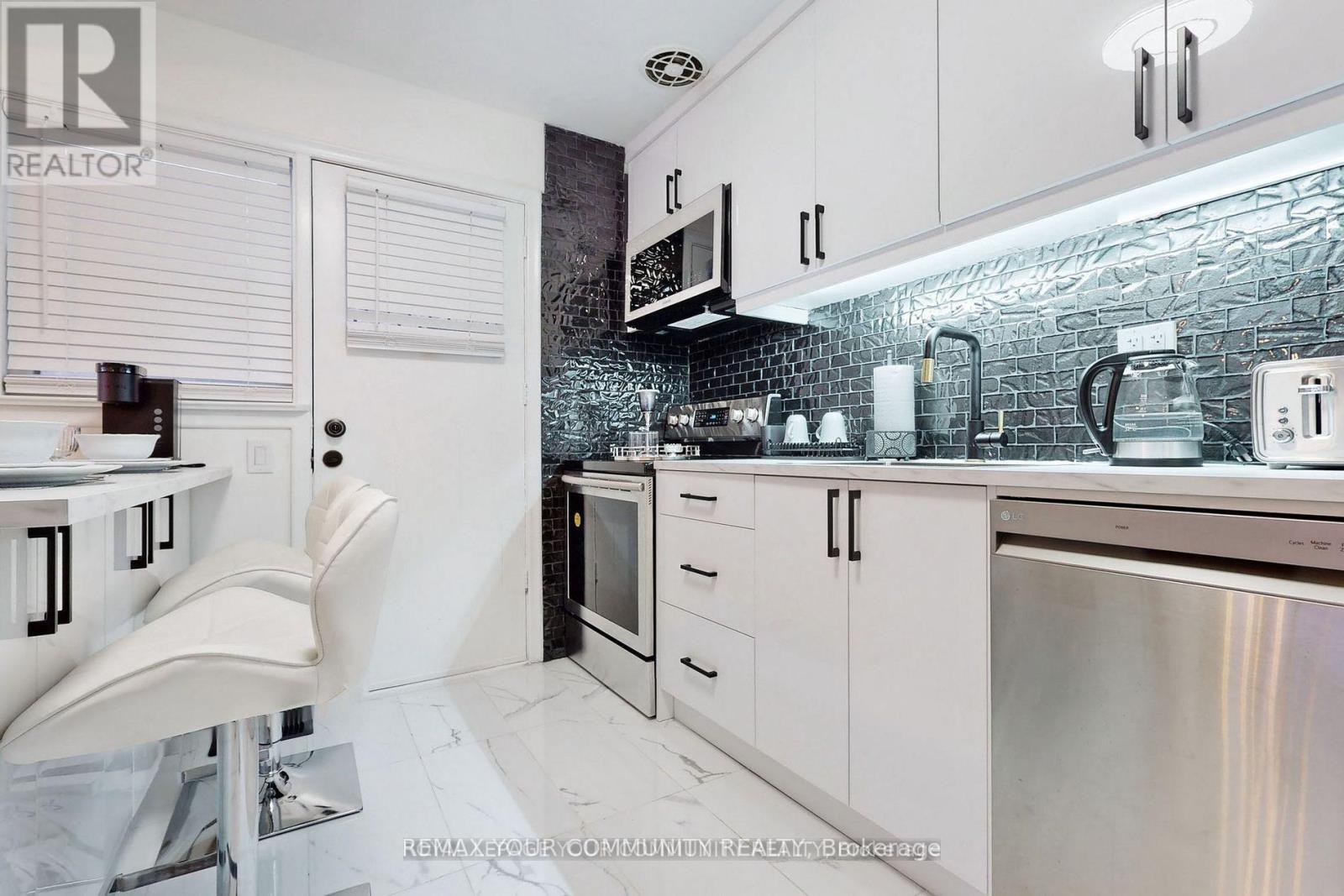 70 Bedford Park Avenue, Richmond Hill, Ontario  L4C 2N8 - Photo 12 - N12804850