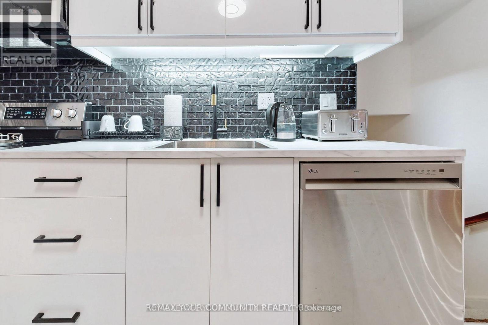 70 Bedford Park Avenue, Richmond Hill, Ontario  L4C 2N8 - Photo 13 - N12804850