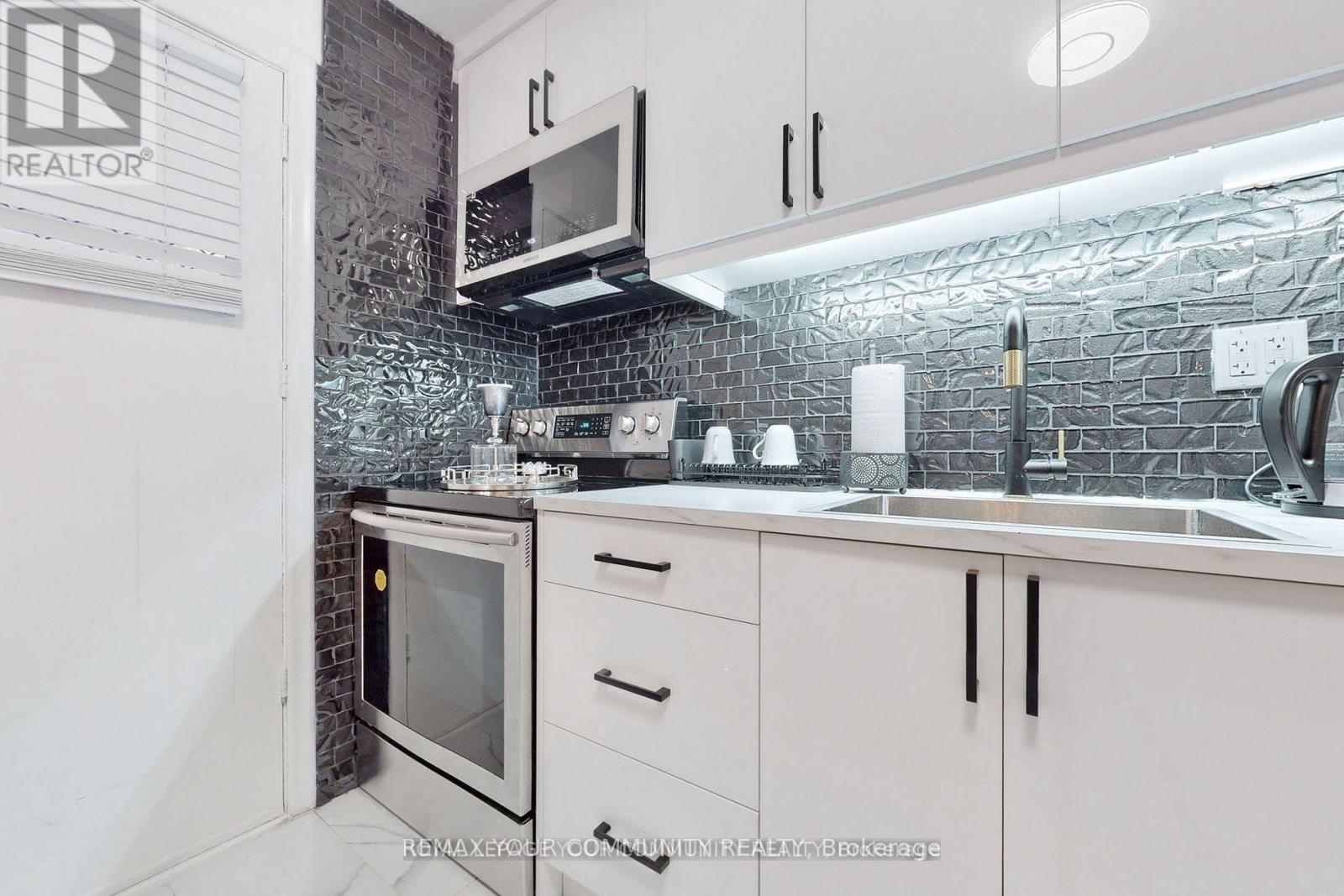 70 Bedford Park Avenue, Richmond Hill, Ontario  L4C 2N8 - Photo 14 - N12804850