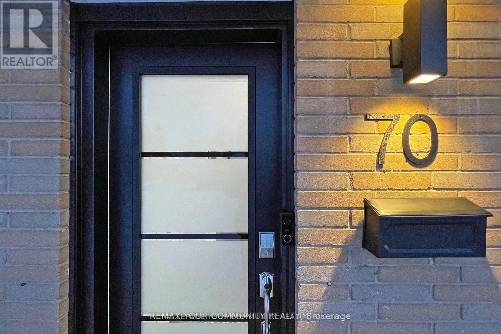 70 Bedford Park Avenue, Richmond Hill, Ontario  L4C 2N8 - Photo 2 - N12804850