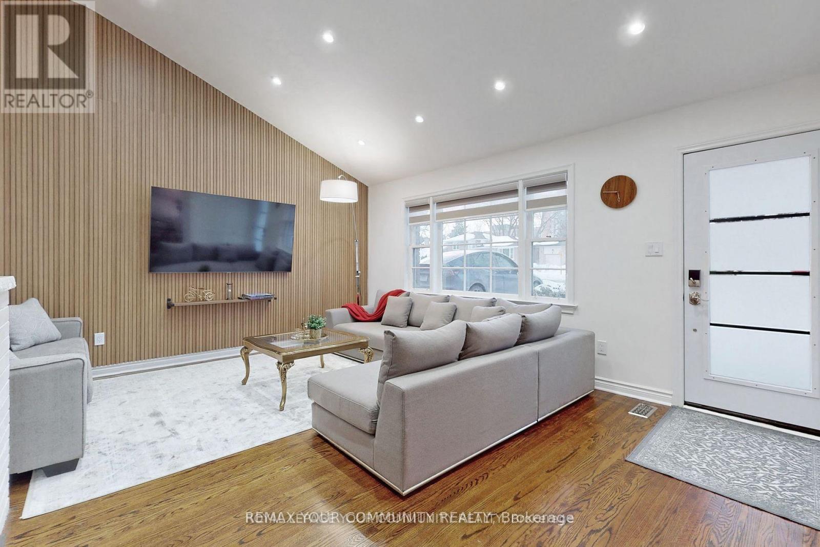 70 Bedford Park Avenue, Richmond Hill, Ontario  L4C 2N8 - Photo 3 - N12804850