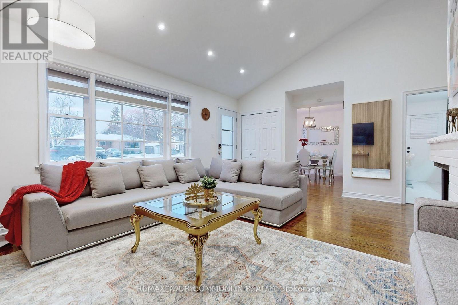 70 Bedford Park Avenue, Richmond Hill, Ontario  L4C 2N8 - Photo 6 - N12804850