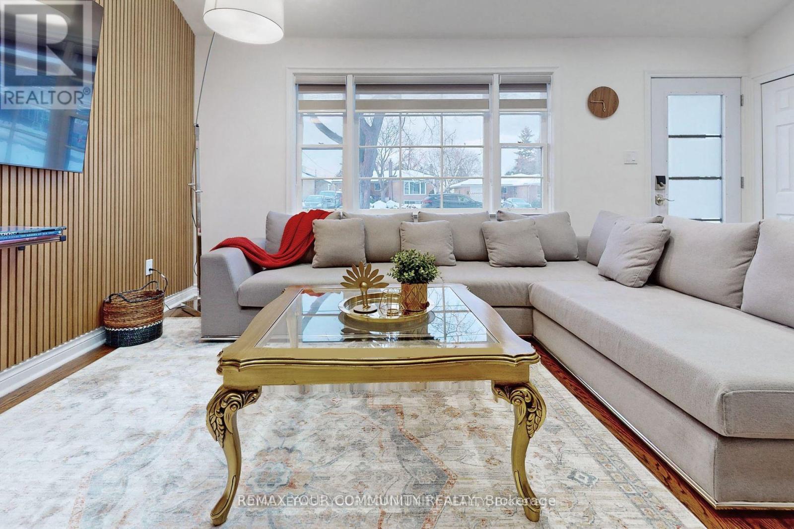 70 Bedford Park Avenue, Richmond Hill, Ontario  L4C 2N8 - Photo 7 - N12804850