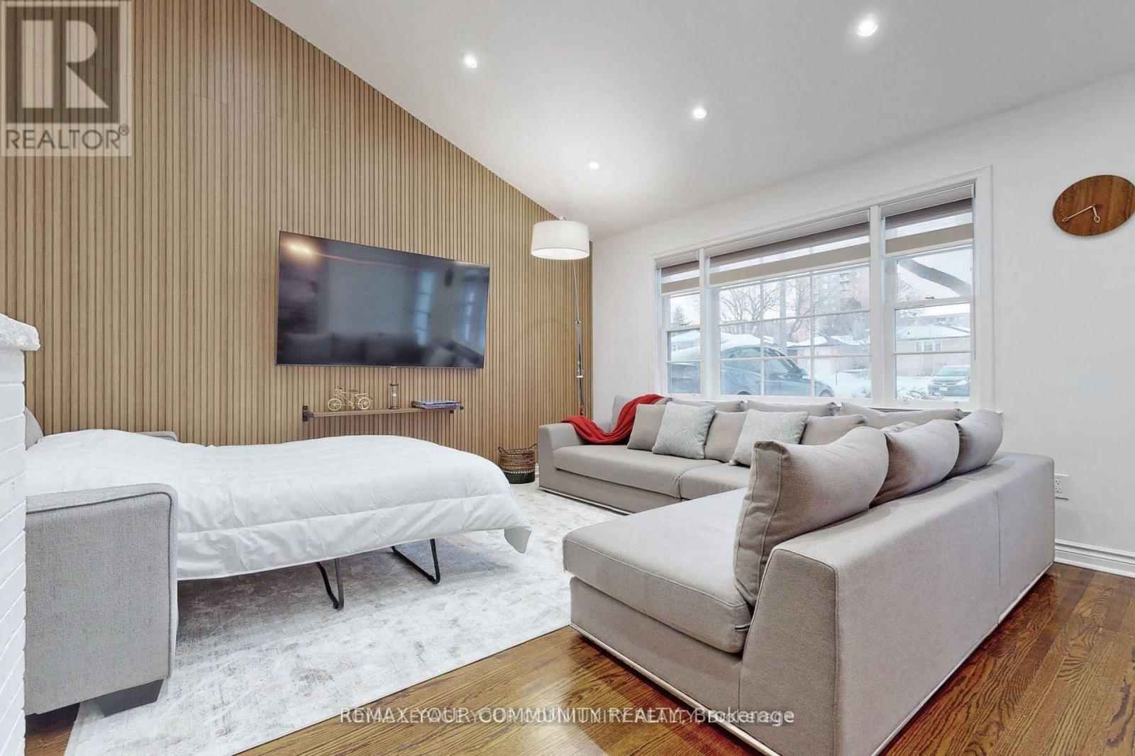 70 Bedford Park Avenue, Richmond Hill, Ontario  L4C 2N8 - Photo 8 - N12804850