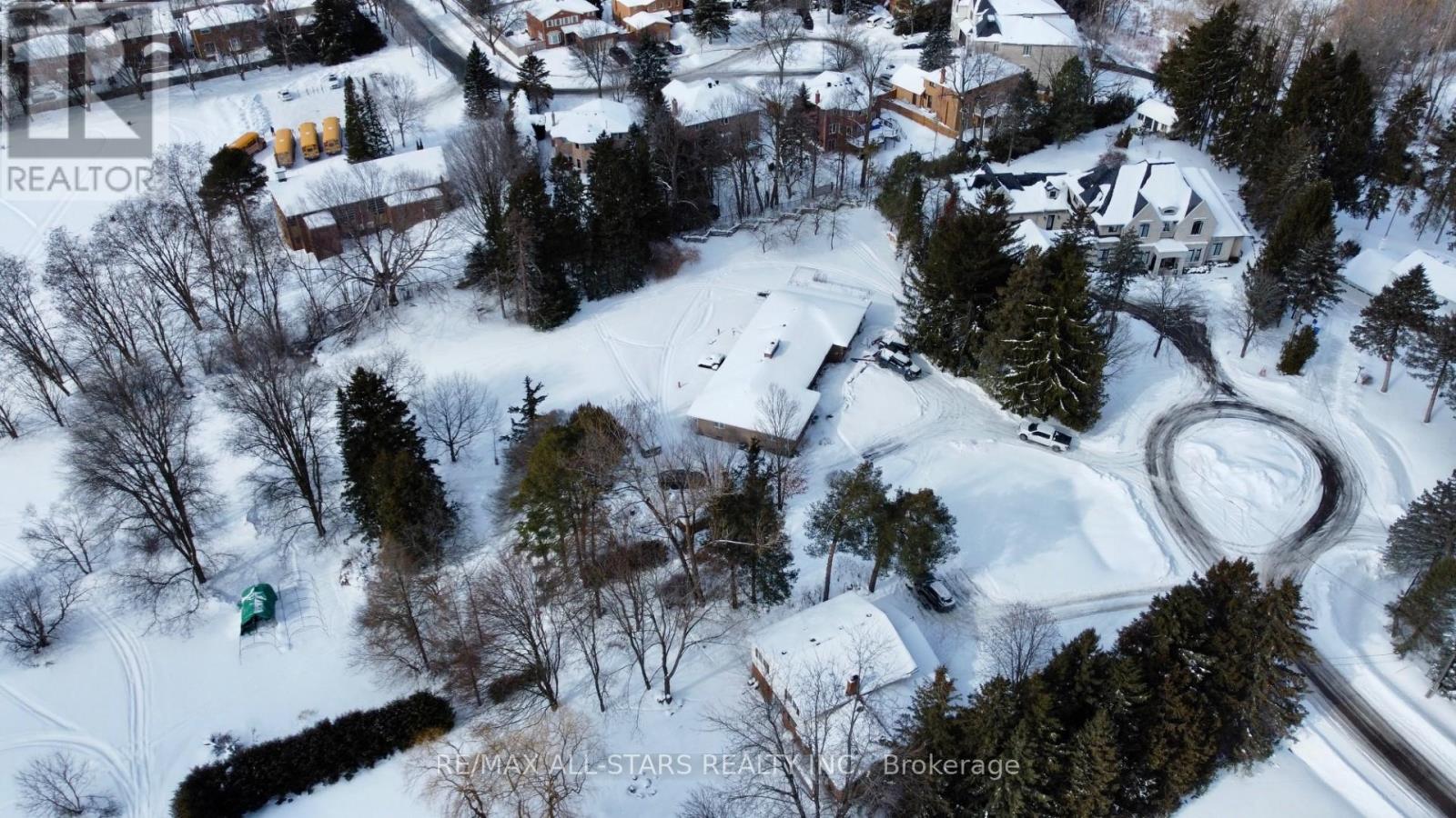 9 Kenlea Court, Aurora, Ontario  L4G 6E1 - Photo 6 - N12799442