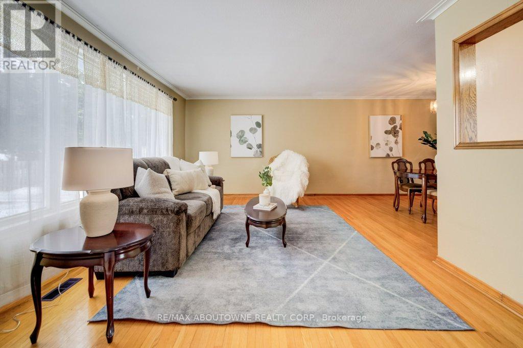 1245 Tyneburn Crescent, Mississauga, Ontario  L4X 1P4 - Photo 2 - W12804848