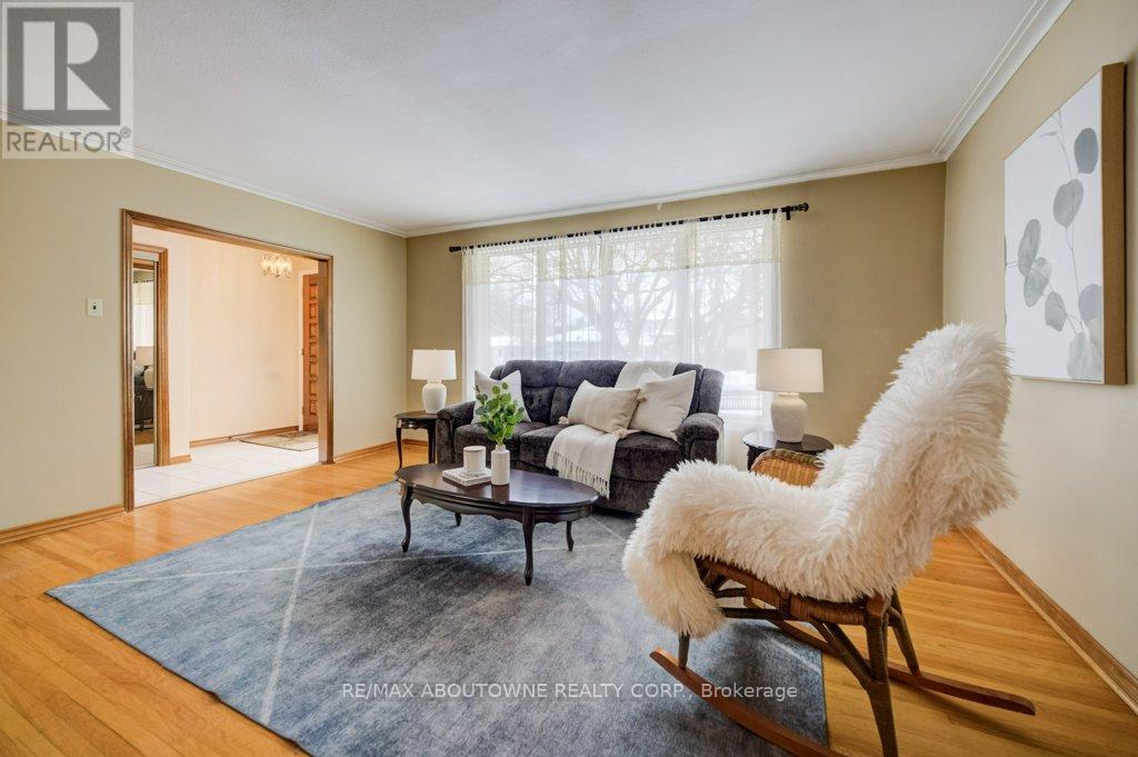 1245 Tyneburn Crescent, Mississauga, Ontario  L4X 1P4 - Photo 3 - W12804848