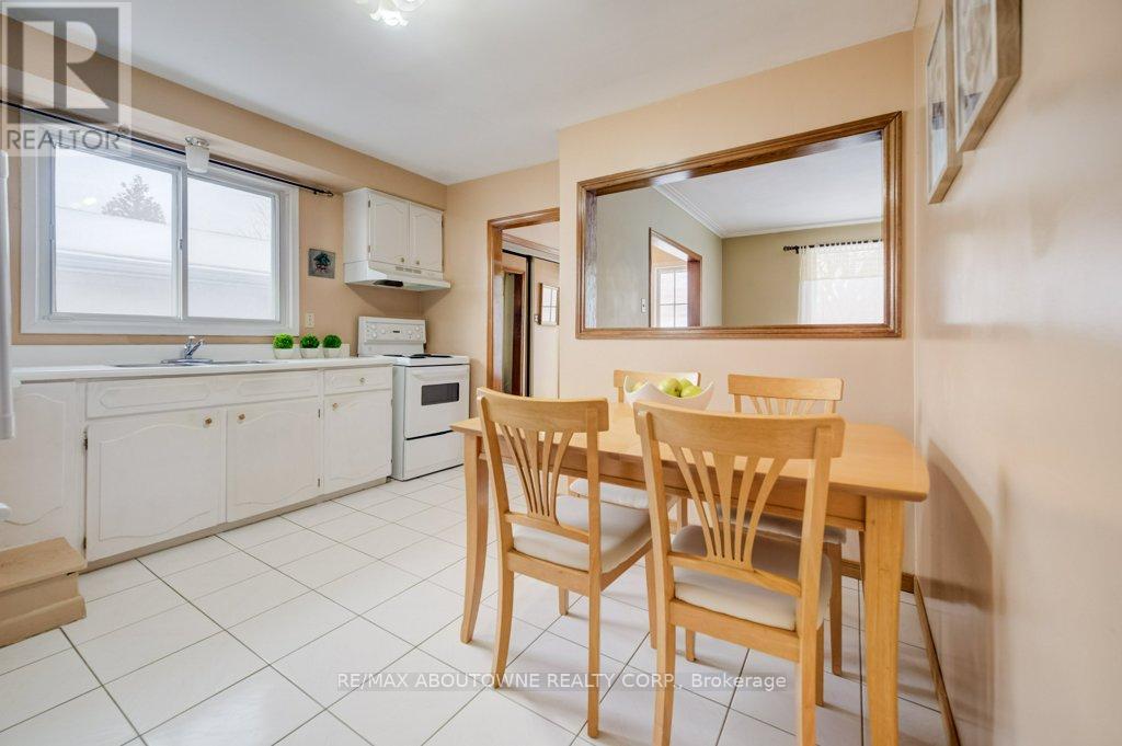 1245 Tyneburn Crescent, Mississauga, Ontario  L4X 1P4 - Photo 5 - W12804848