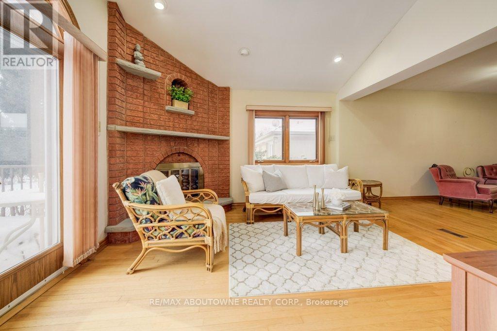 1245 Tyneburn Crescent, Mississauga, Ontario  L4X 1P4 - Photo 8 - W12804848