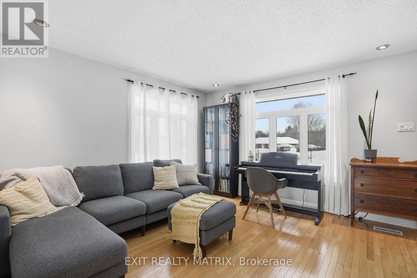 685 Station Rd Road, Alfred And Plantagenet, Ontario  K0B 1A0 - Photo 13 - X12804860