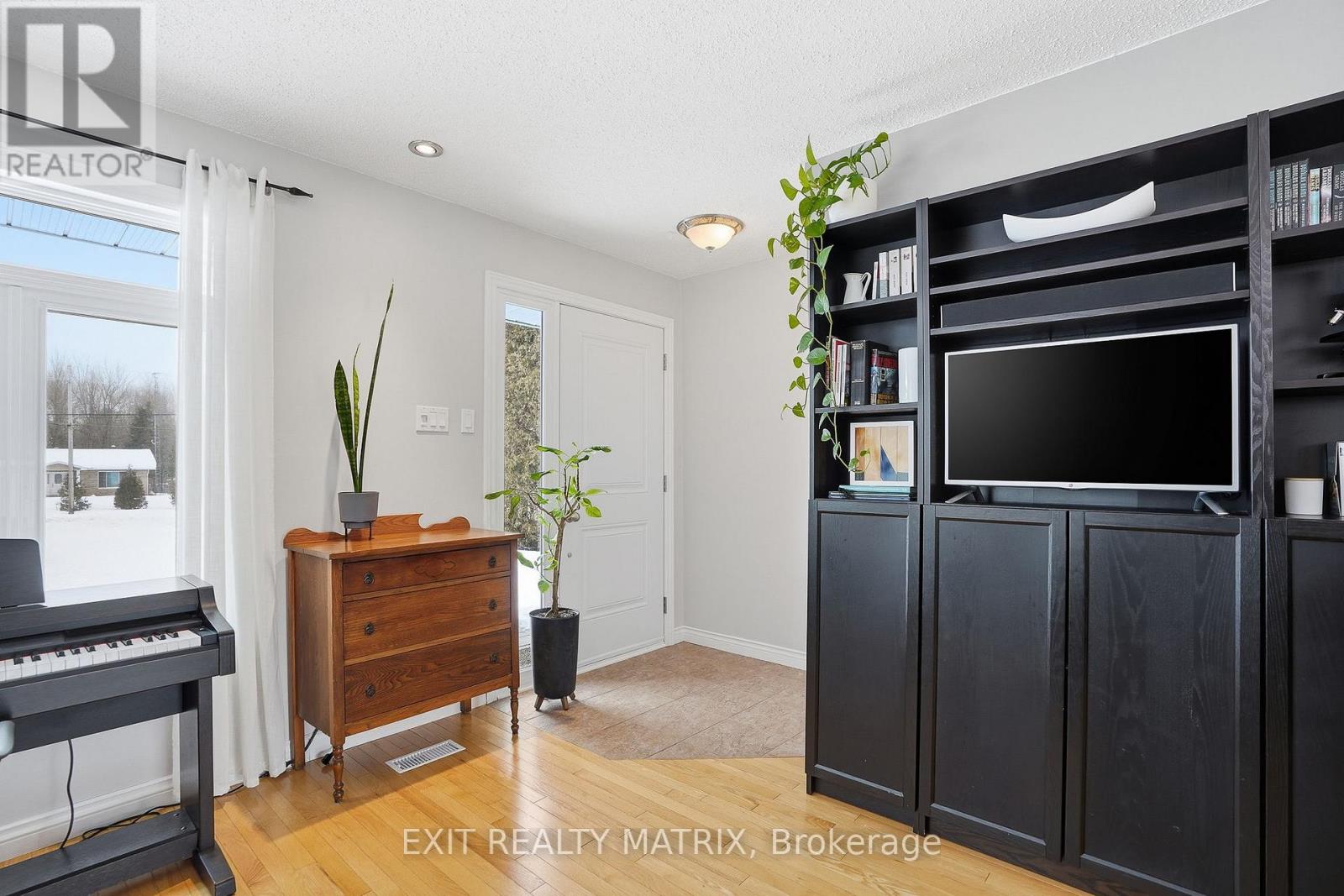 685 Station Rd Road, Alfred And Plantagenet, Ontario  K0B 1A0 - Photo 14 - X12804860