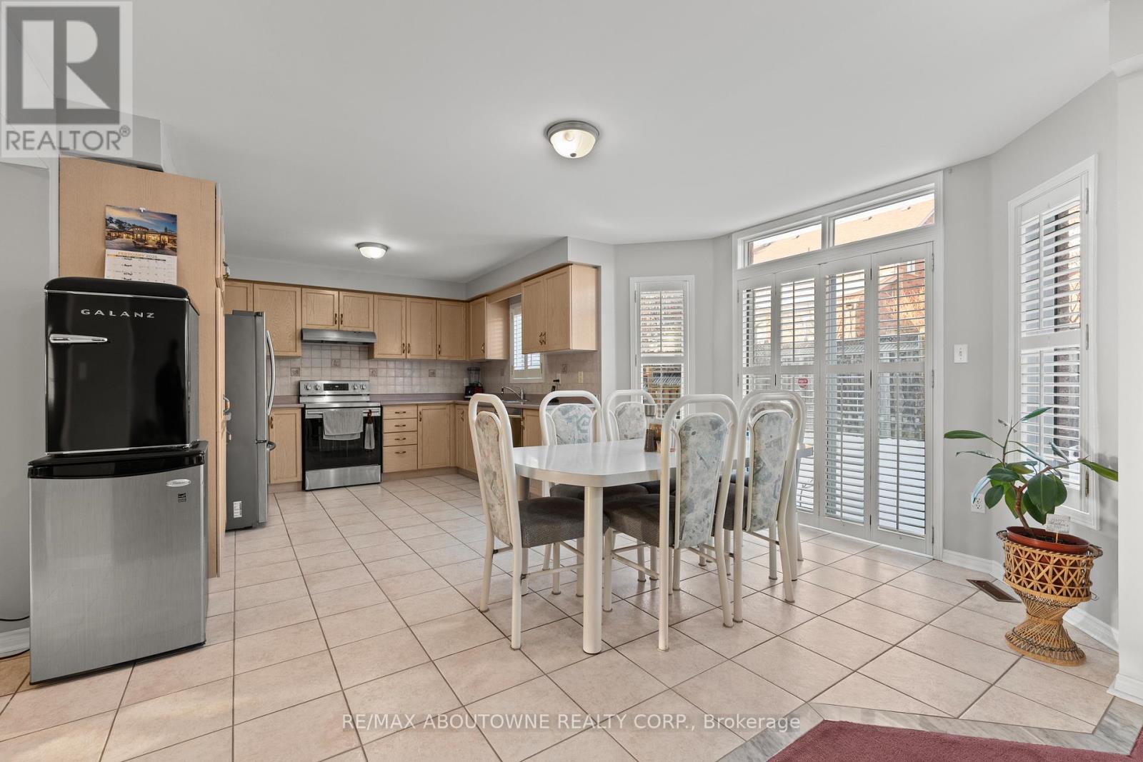 49 Lockwood Road, Brampton, Ontario  L6Y 4T7 - Photo 12 - W12804904