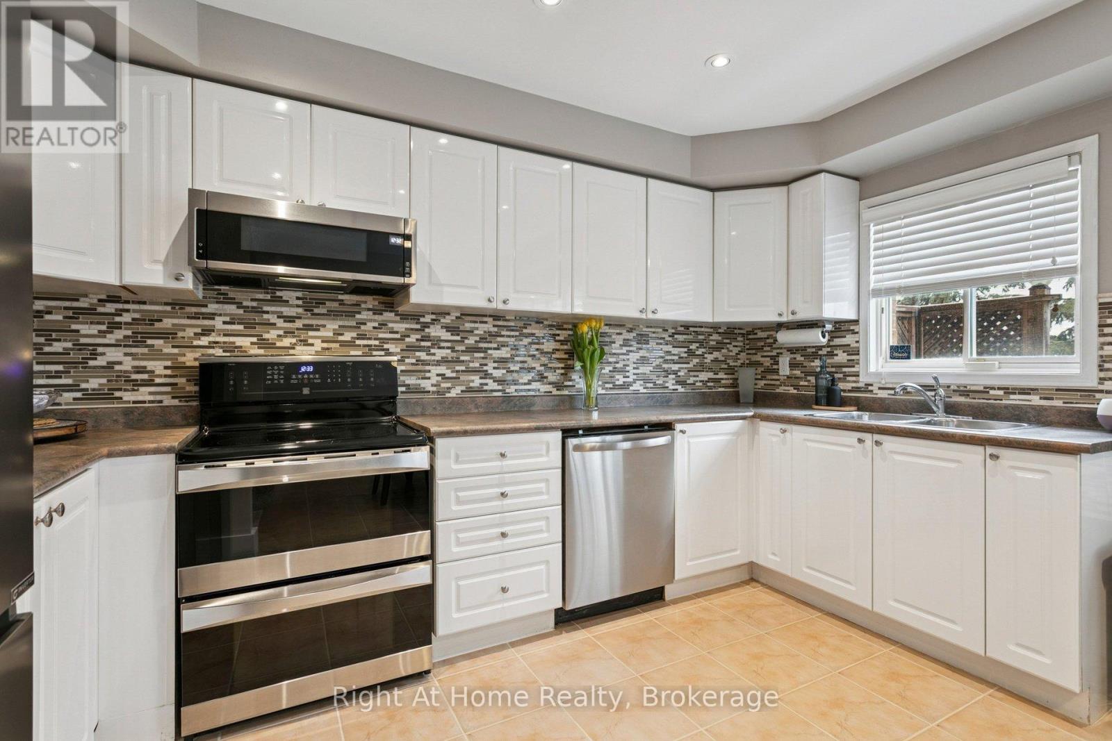 389 Fairgate Way, Oakville, Ontario  L6H 6Y1 - Photo 12 - W12805106