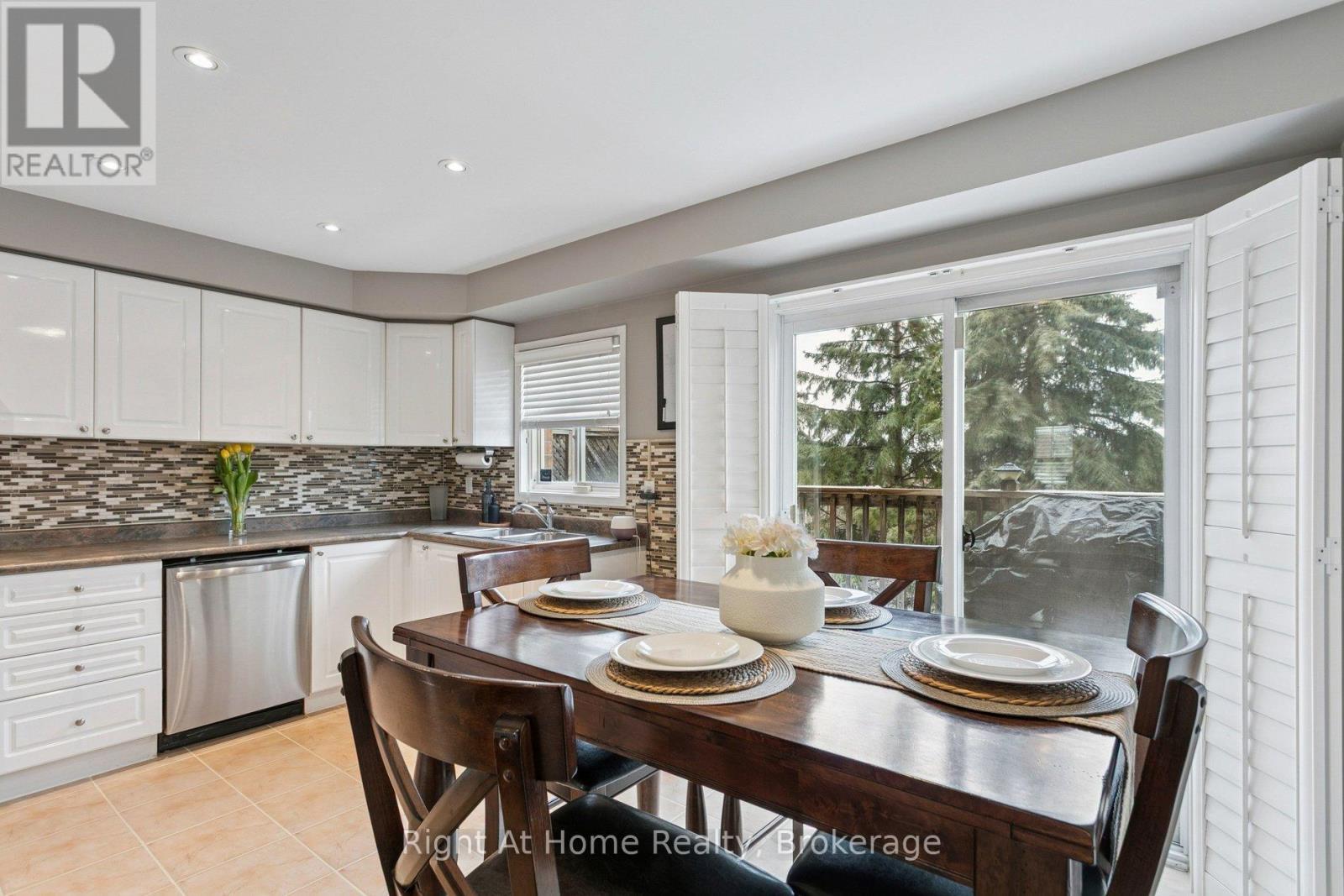 389 Fairgate Way, Oakville, Ontario  L6H 6Y1 - Photo 9 - W12805106