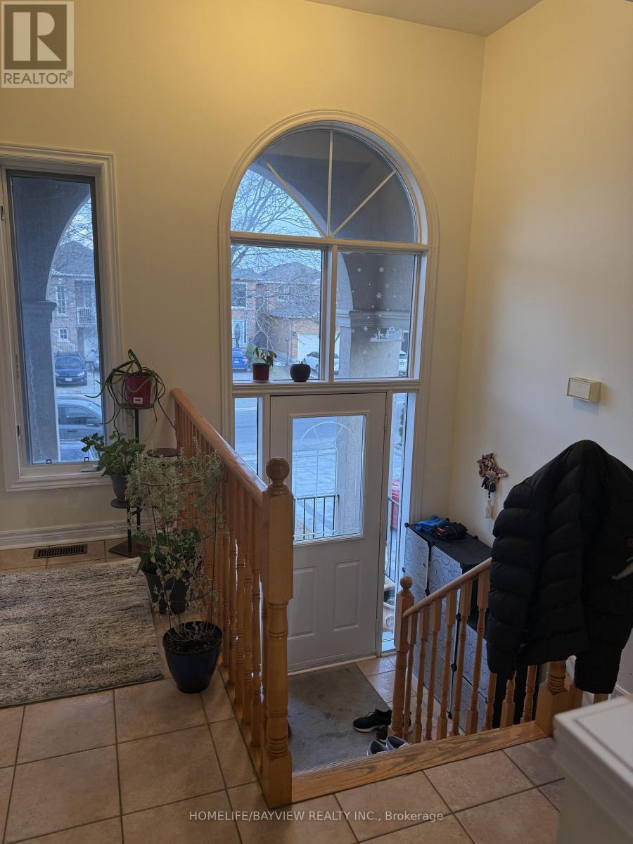 32 Villandry Crescent, Vaughan (Maple), Ontario  L6A 2R1 - Photo 3 - N12805080