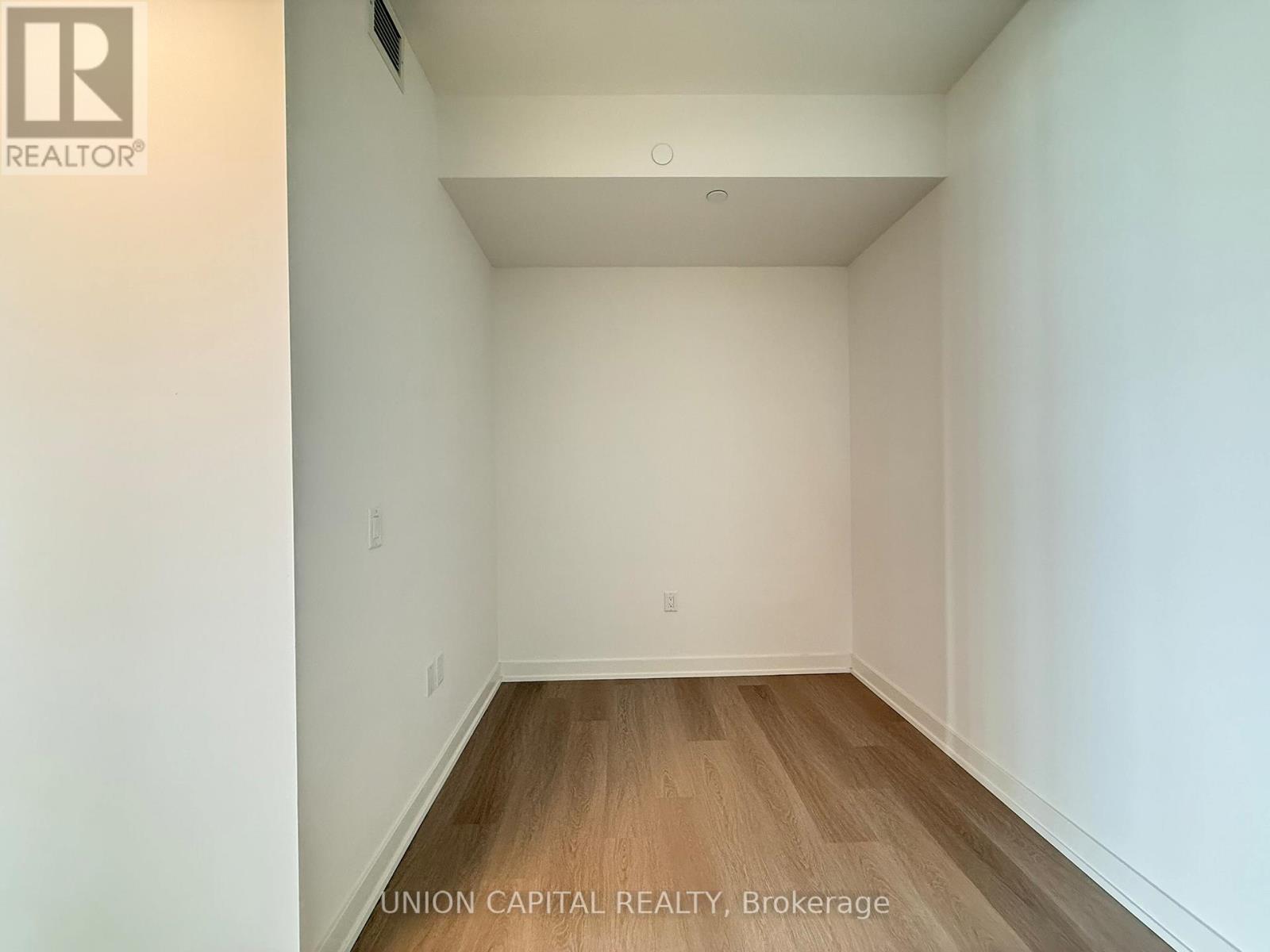 511 - 448 Burnhamthorpe Road W, Mississauga, Ontario  L5B 0R4 - Photo 4 - W12805040