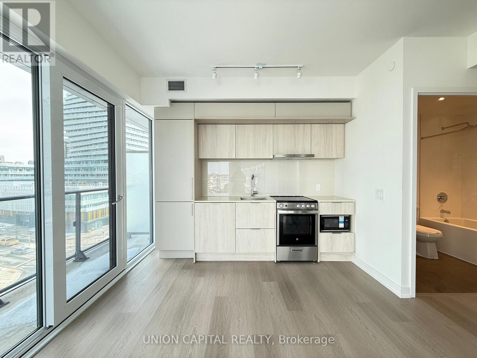 511 - 448 Burnhamthorpe Road W, Mississauga, Ontario  L5B 0R4 - Photo 7 - W12805040