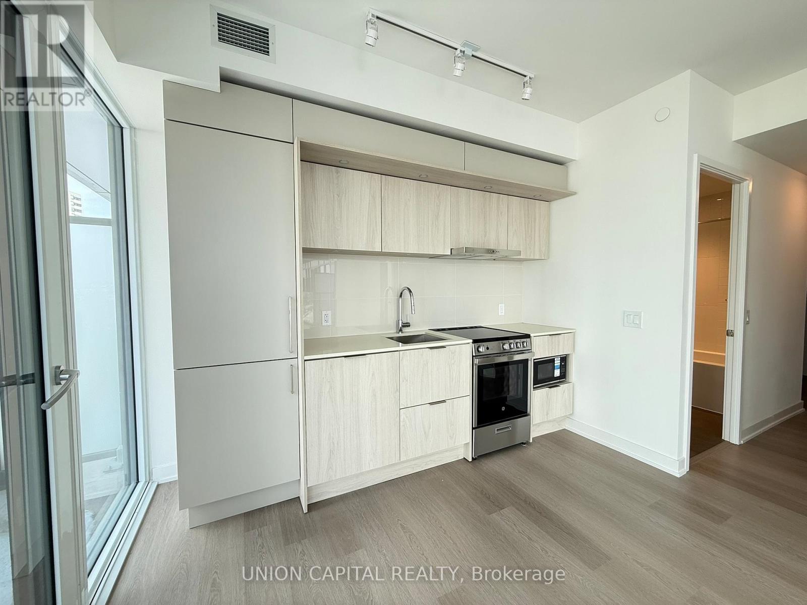 511 - 448 Burnhamthorpe Road W, Mississauga, Ontario  L5B 0R4 - Photo 8 - W12805040