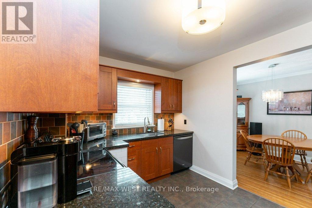 5 Glenn Murray Drive, Toronto, Ontario  M8Y 3H2 - Photo 10 - W12805046