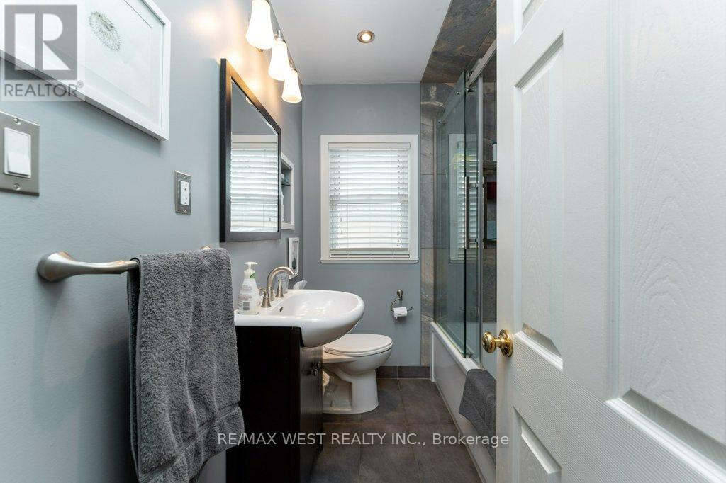 5 Glenn Murray Drive, Toronto, Ontario  M8Y 3H2 - Photo 11 - W12805046