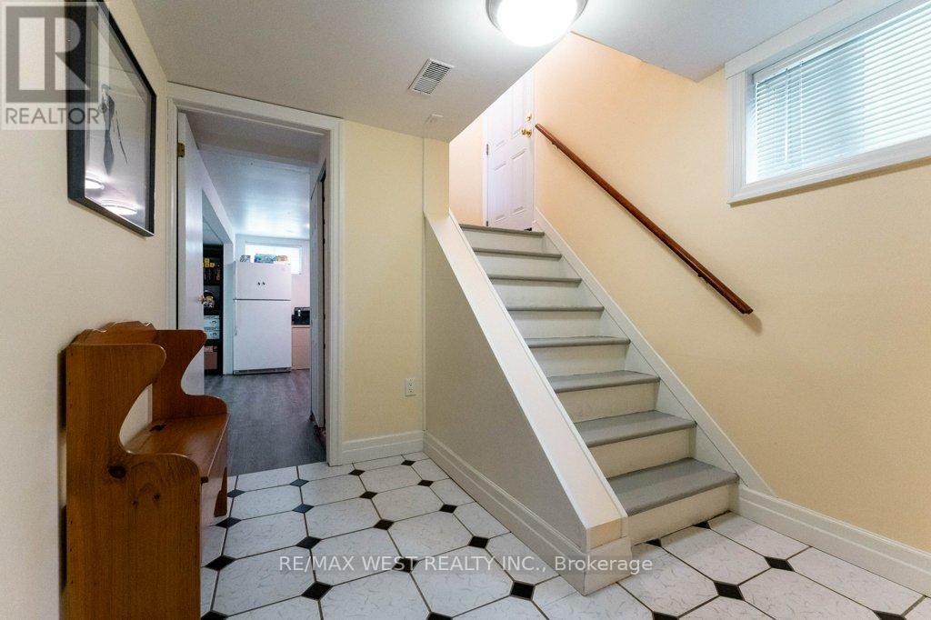 5 Glenn Murray Drive, Toronto, Ontario  M8Y 3H2 - Photo 14 - W12805046