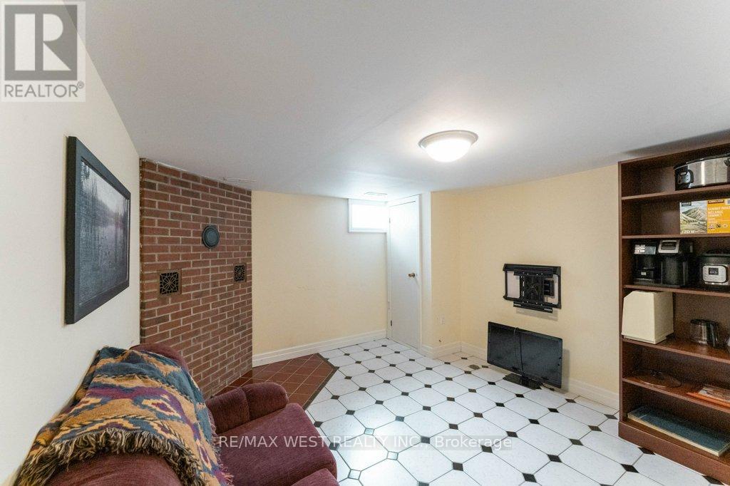 5 Glenn Murray Drive, Toronto, Ontario  M8Y 3H2 - Photo 15 - W12805046