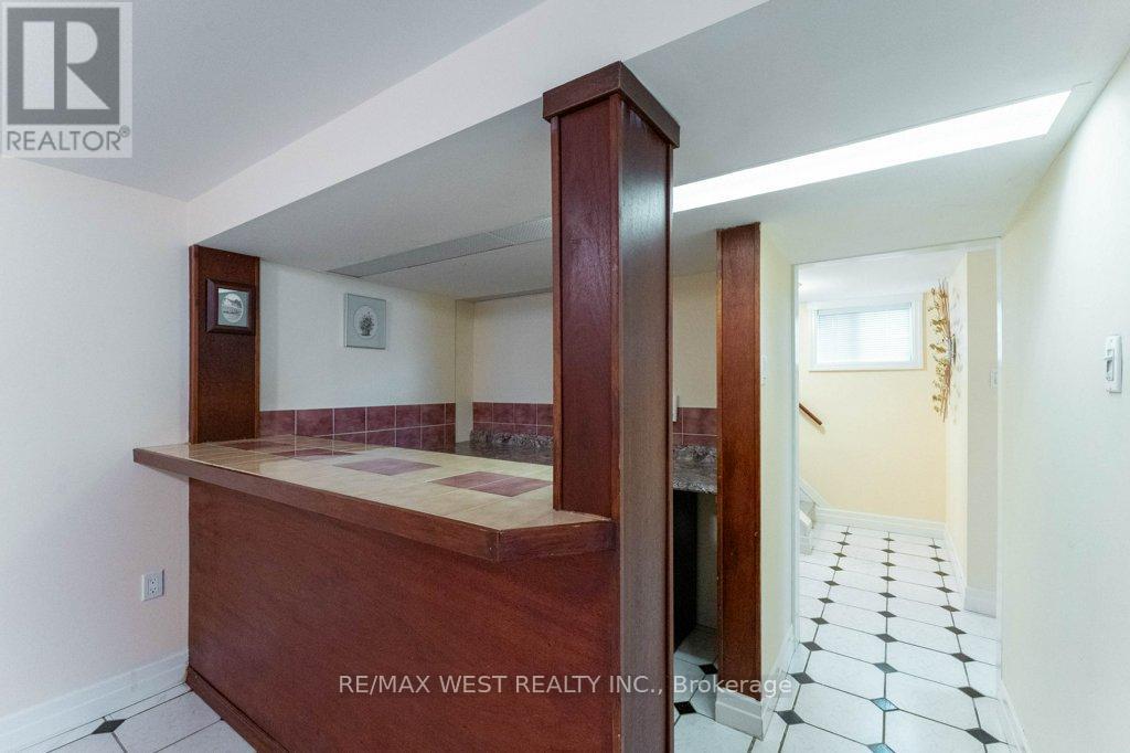 5 Glenn Murray Drive, Toronto, Ontario  M8Y 3H2 - Photo 17 - W12805046